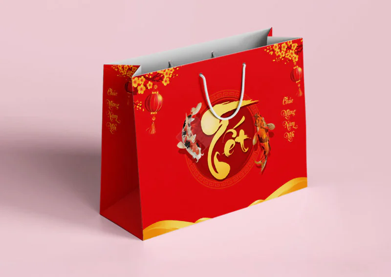 Chất liệu giấy là nền tảng quyết định độ bền, hình thức và trải nghiệm người nhận của túi quà Tết