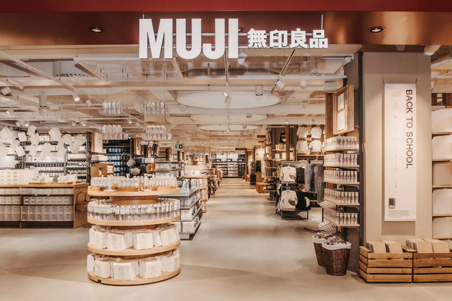 Muji duy trì hình ảnh tối giản xuyên suốt