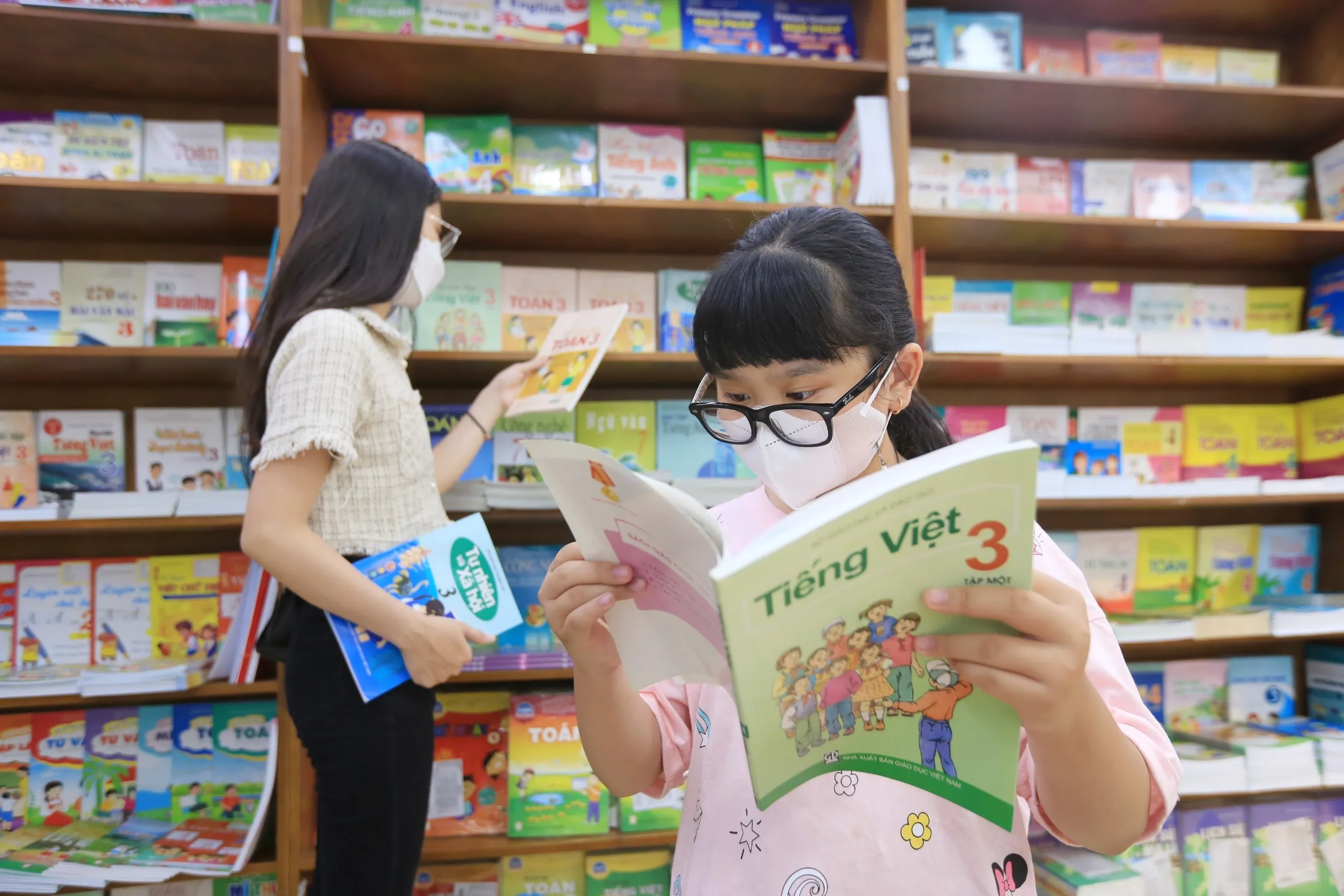 Sách giáo khoa được in với chất lượng cao, nội dung chuẩn xác và trình bày khoa học
